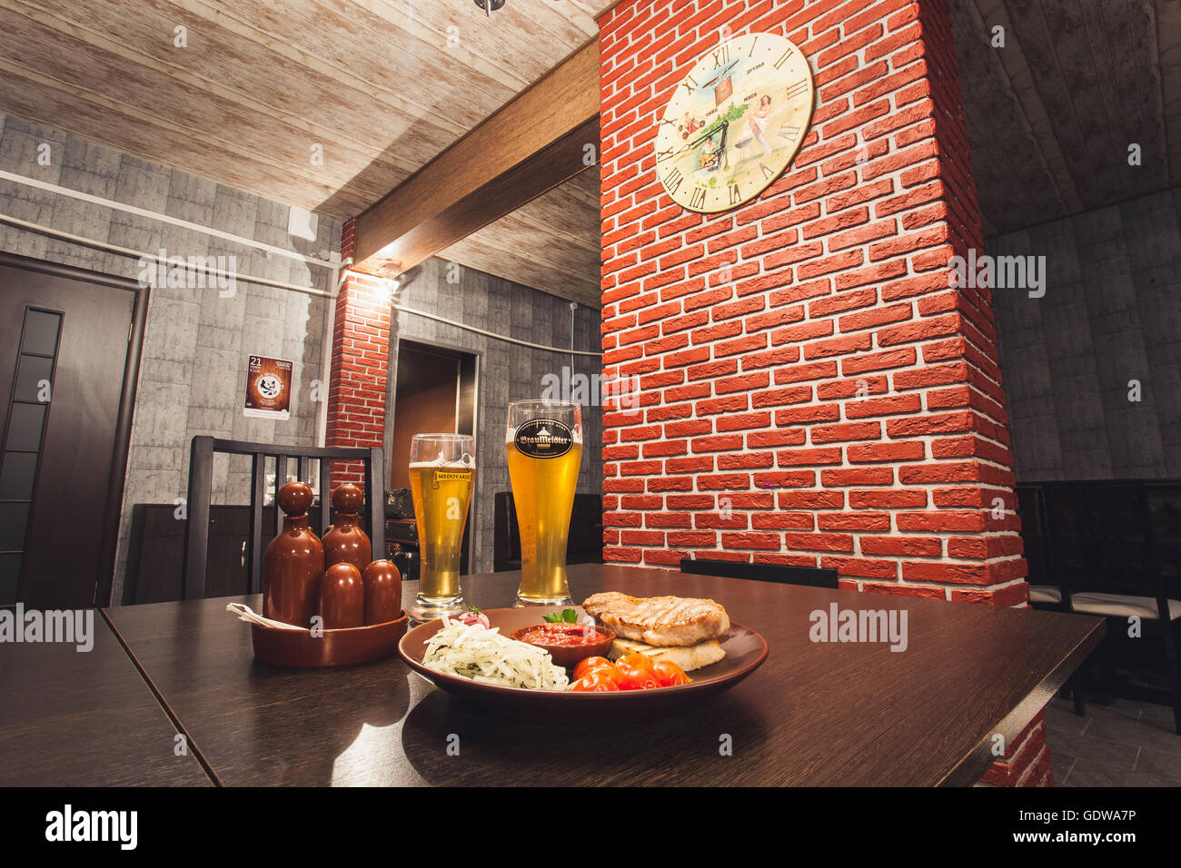 NOVODVINSK, Russia - Novembre 21th, 2014. La pinta di birra sulla barra in un pub. Braumeister. Foto Stock