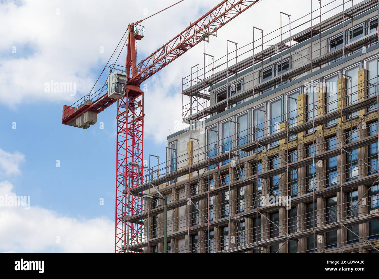 Ponteggi e gru sulla facciata di edificio - Sito in costruzione Foto Stock