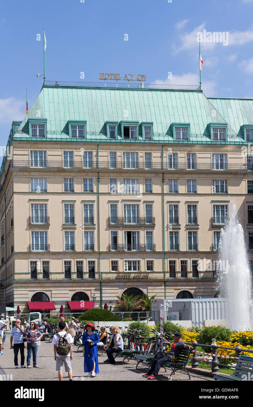 La gente all'esterno dell'Hotel Adlon di Berlino. Essa è parte del gruppo Kempinski e il più famoso hotel di Berlino. Foto Stock