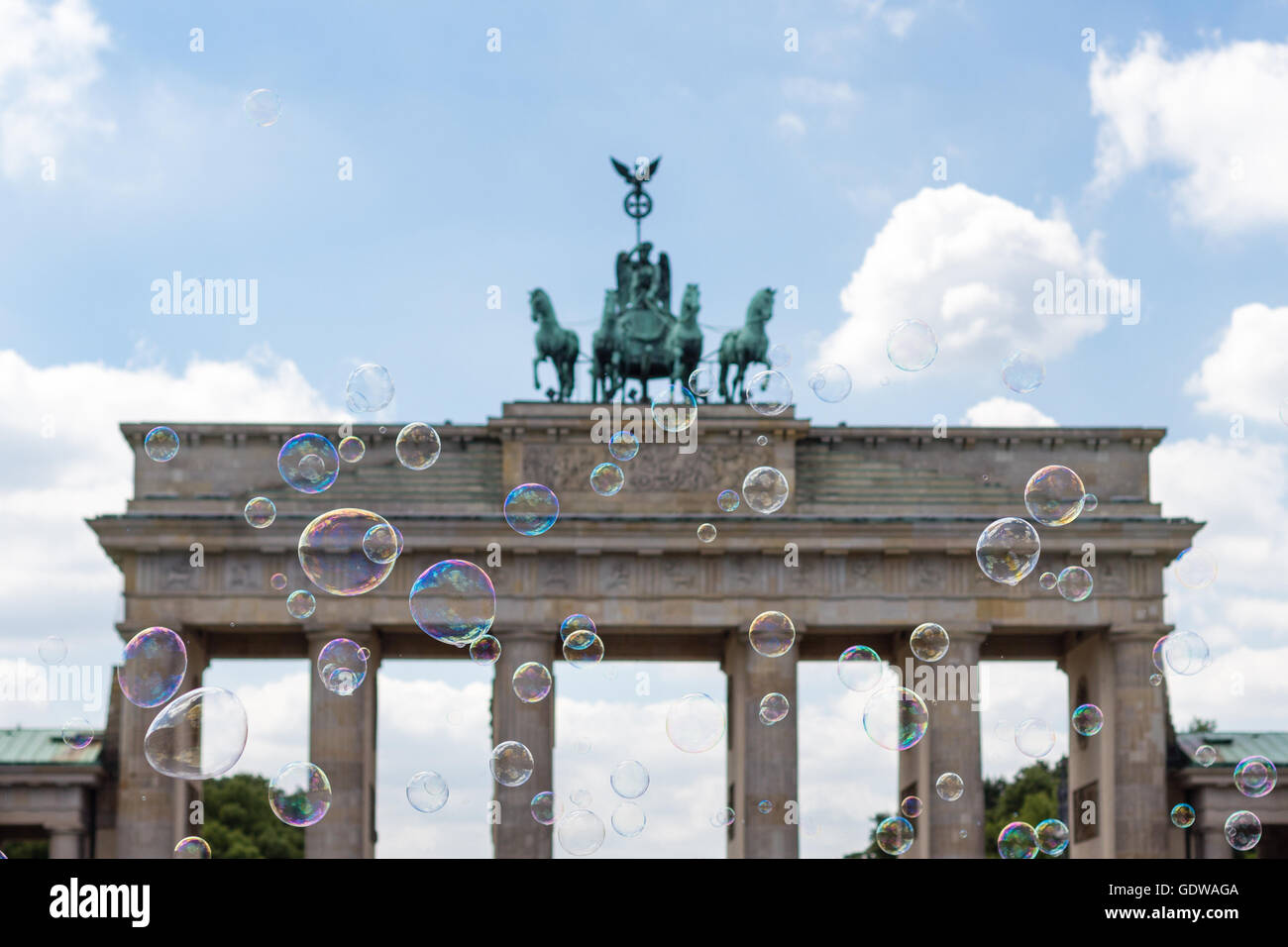 Simbolo di Berlino, la Porta di Brandeburgo (Brandenburger Tor) dietro le bolle di sapone Foto Stock