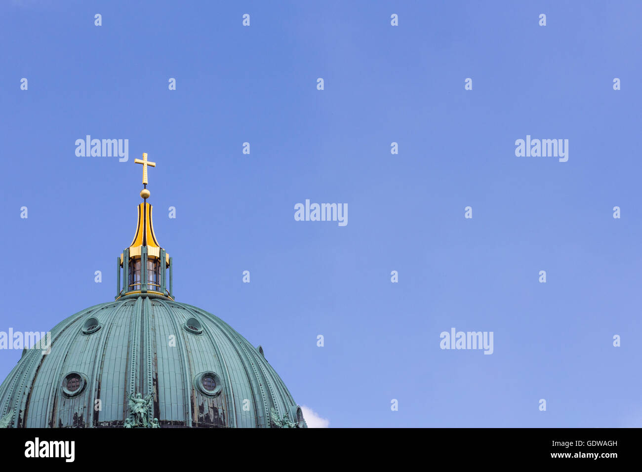 Parte superiore della cattedrale di Berlino, golden cross e cielo blu spazio copia Foto Stock