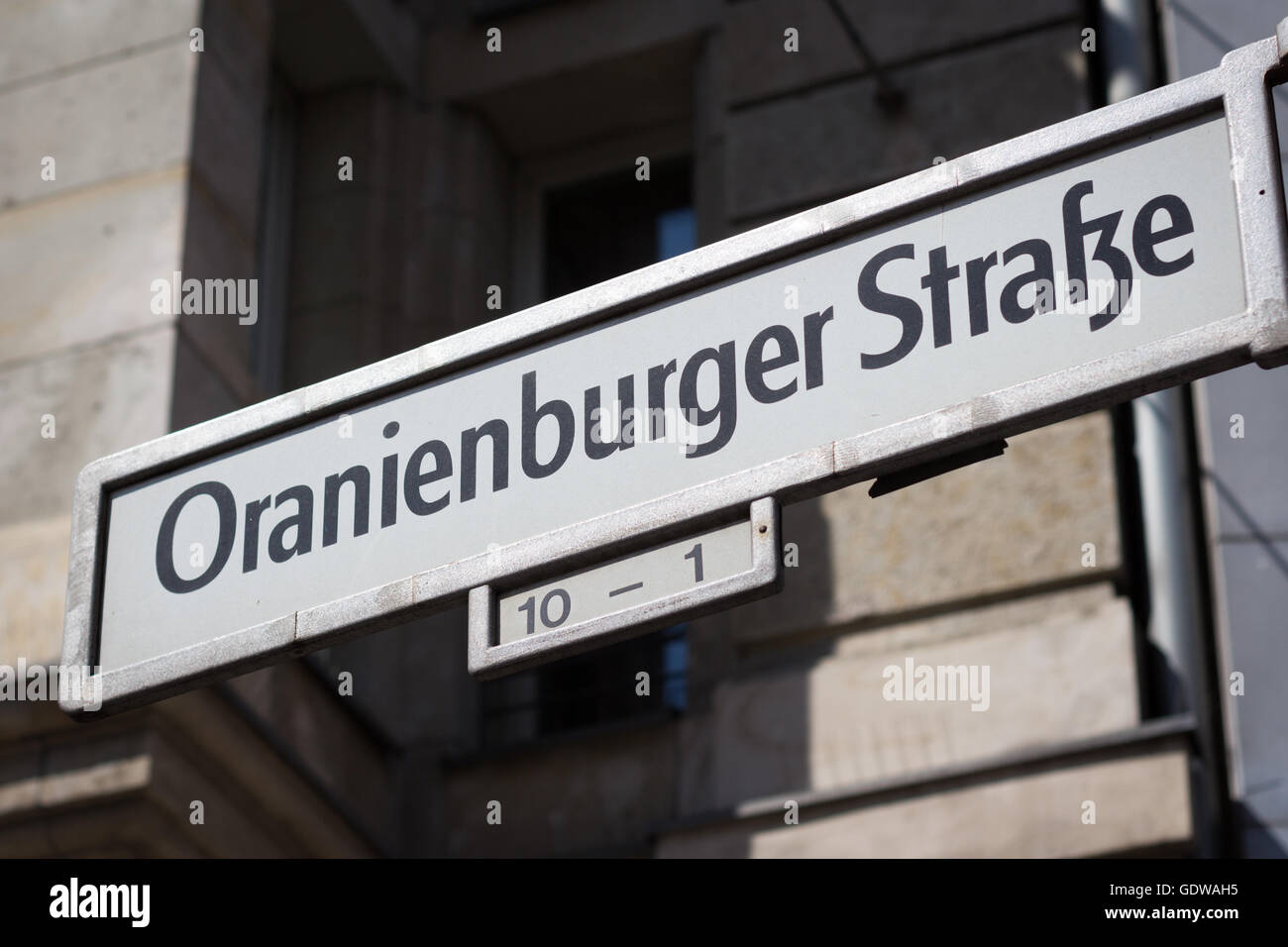 Strada segno della Oranienburger Strasse a Berlino, Germania Foto Stock