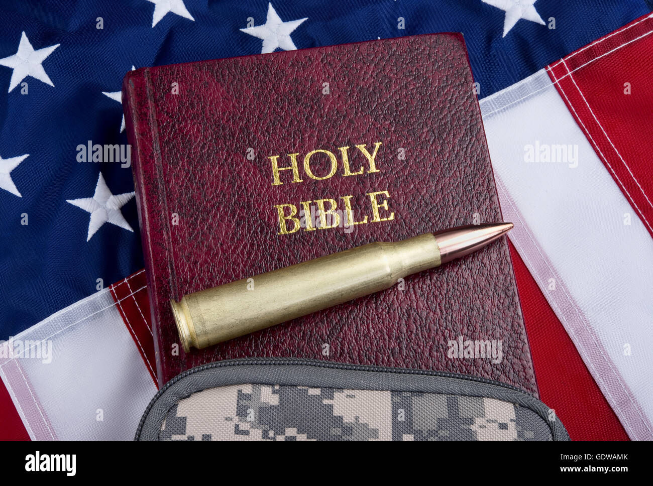 La religione e la pace con cinquanta caliber bullet , la Bibbia e la bandiera americana . Foto Stock