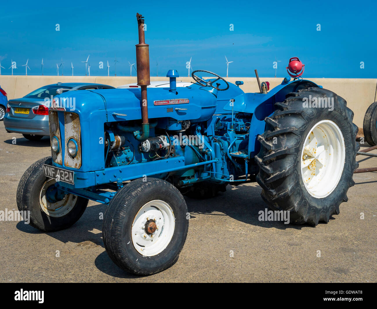 Un 1963 Fordson Super Major Fisherman's il trattore per il varo di una barca dalla spiaggia parcheggiato su Redcar Promenade Foto Stock