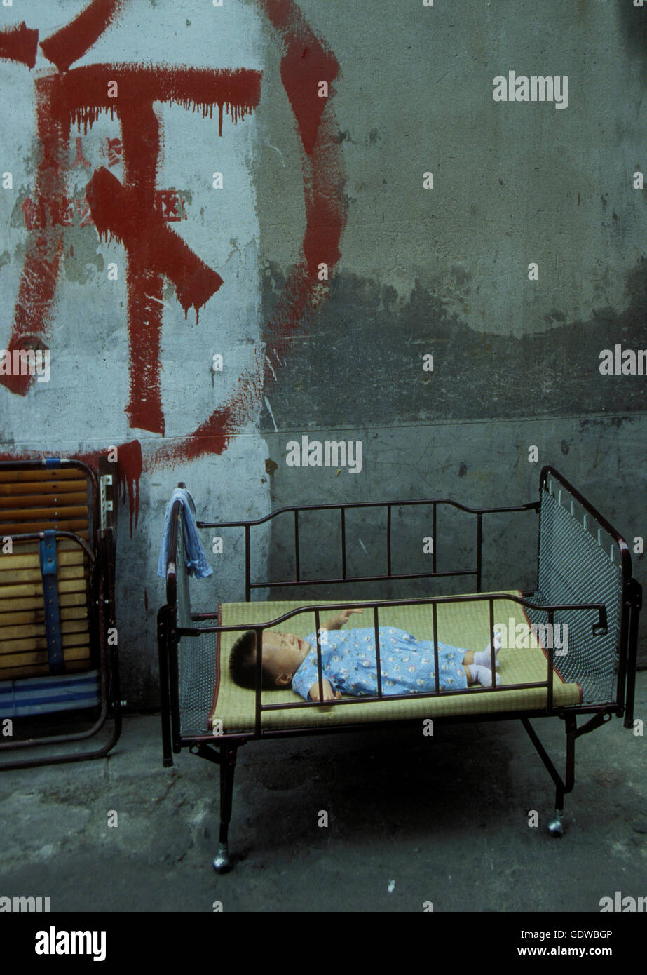 Un bambino dorme nella città di Shanghai in Cina in Asia orientale. Foto Stock