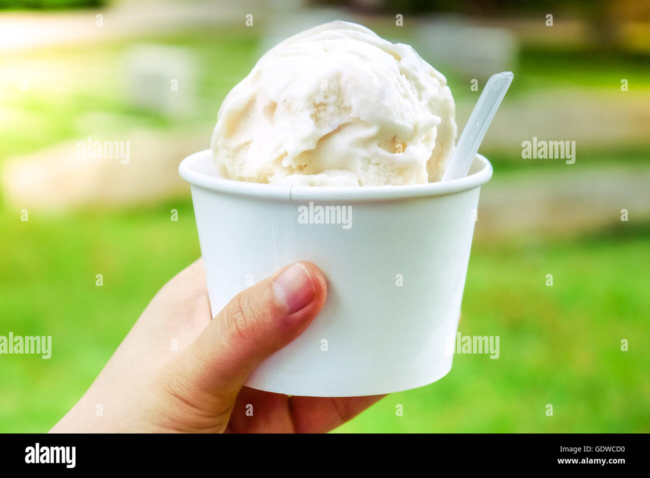 Gelato. Vaniglia e gelati in mano . tazza con gelato . Foto Stock