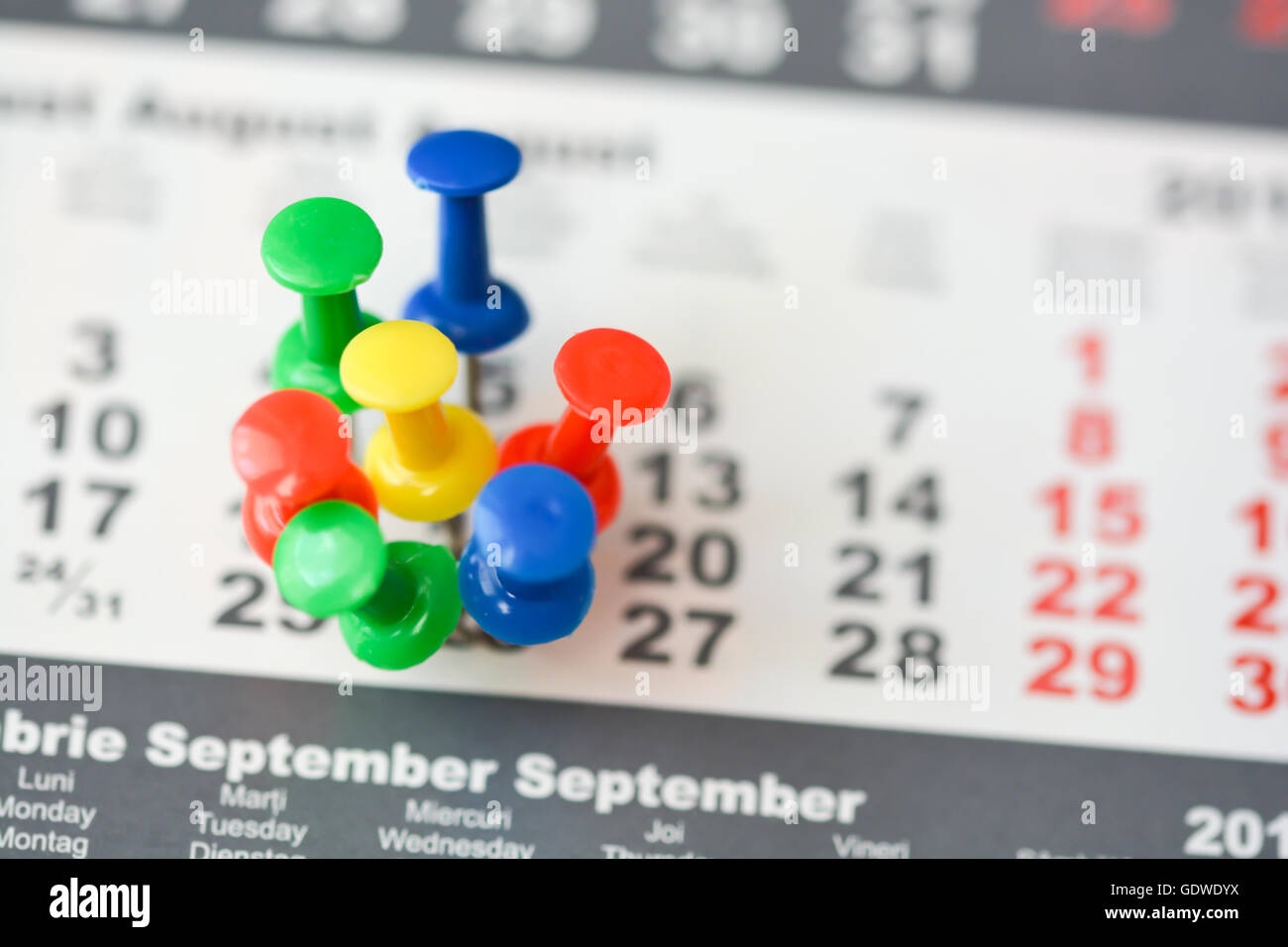 Perni multipli su un calendario suggerendo giorno occupato o pianificazione Foto Stock