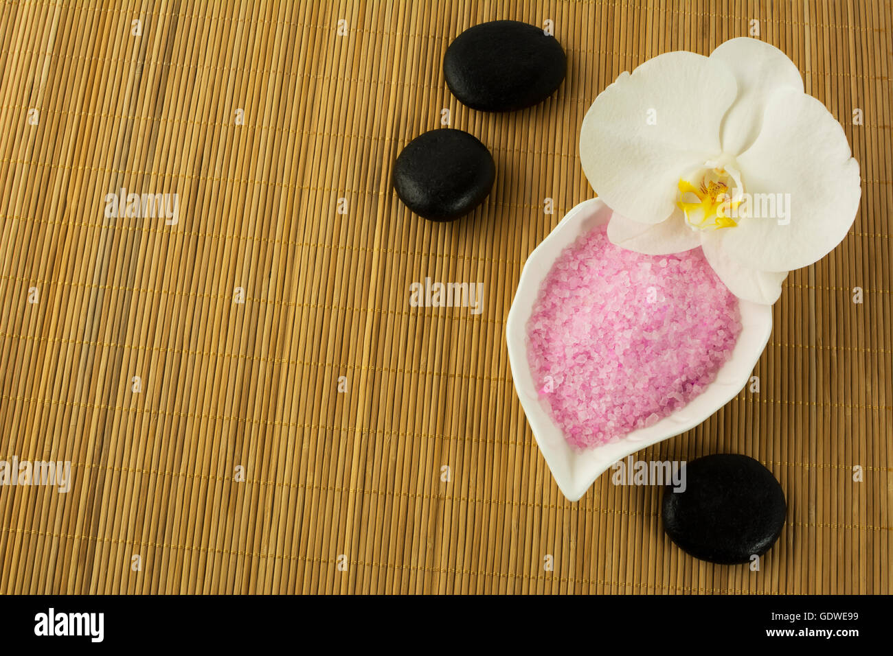 Concetto di Spa rosa con sale marino e pietre spa. Trattamento spa concept. Wellness ancora in vita. Foto Stock