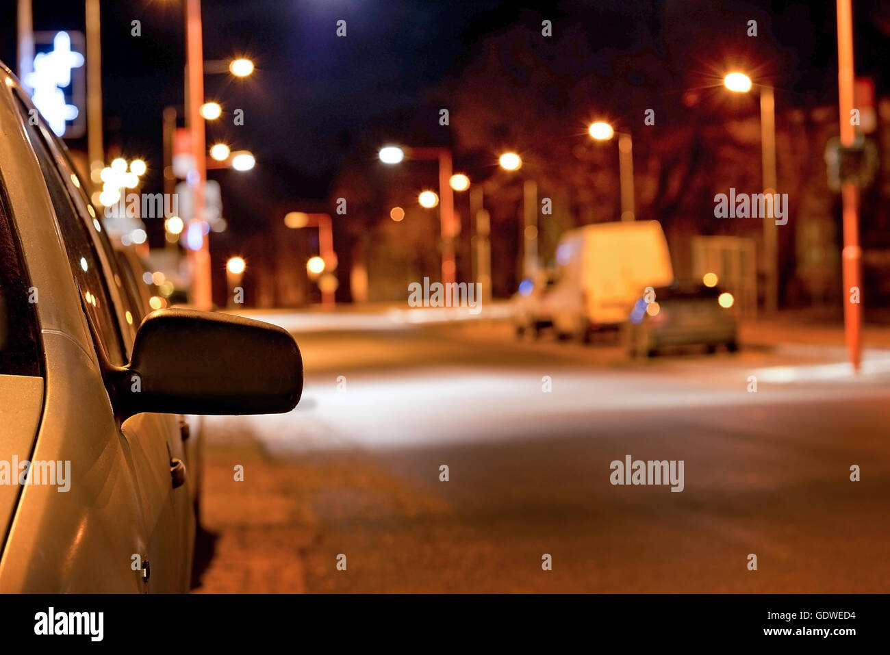 Specchietto retrovisore delle auto sulla strada notte Foto Stock