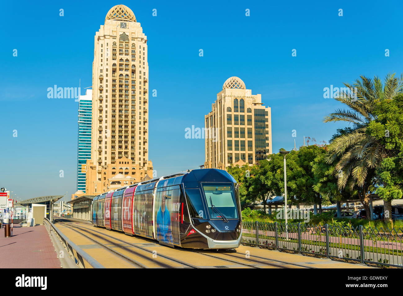 DUBAI, Emirati Arabi Uniti - 31 dicembre: Alstom piattaforme Citadis 402 tram su dicembre 31 Foto Stock