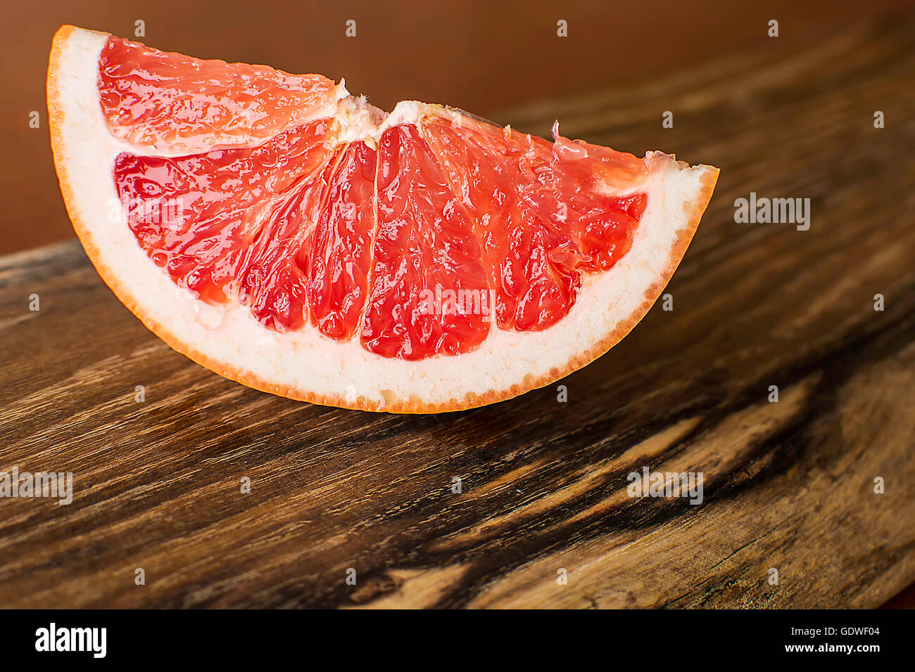 Fetta di Red succosa di pompelmo Vintage sulla tavola di legno Foto Stock