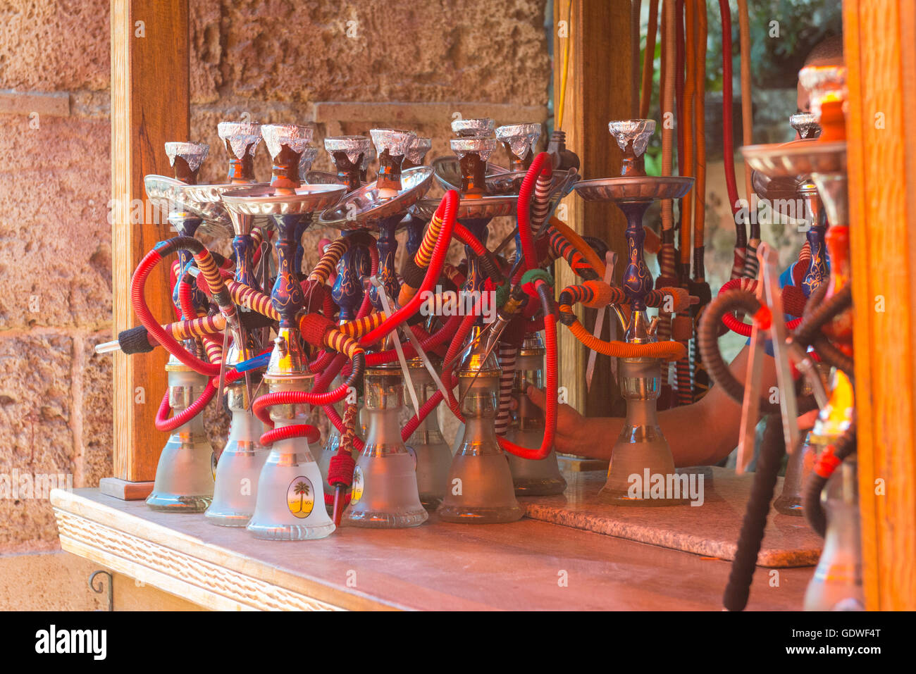 Israel Akko acri caffè bar contatore hubba bubba, shesha, shisha, hookah, bubbly frizzante, pipe d'acqua, Città egiziana Foto Stock