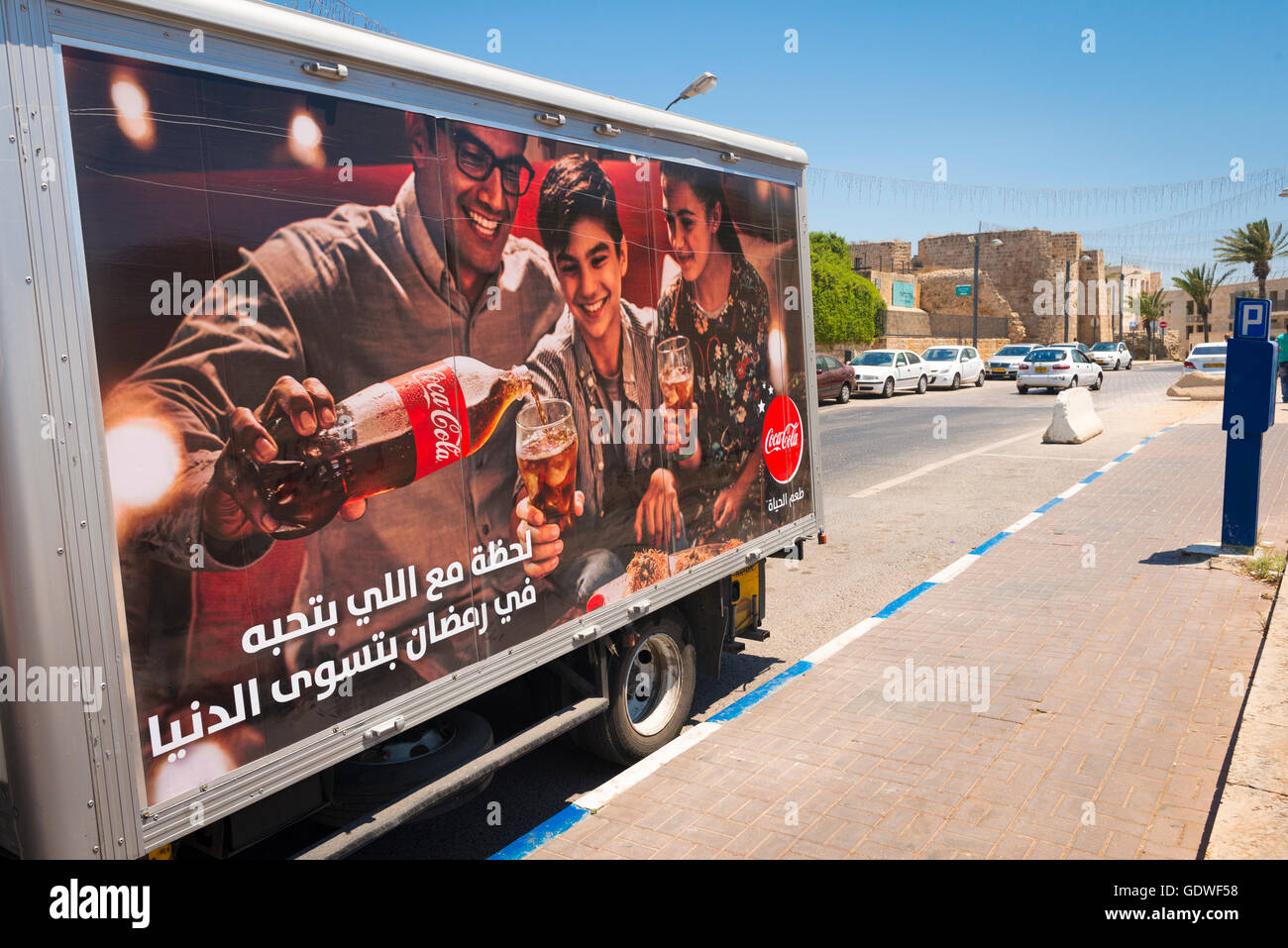 Israele Akko acro autocarro autocarro con spot per la Coca Cola con scrittura araba slogan Foto Stock