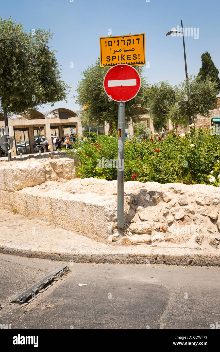 Israele Gerusalemme vecchia città cartello stradale Nessuna voce picchi di protezione ingresso Western Muro del Pianto gallerie area & Cupola della roccia al Monte del Tempio El Aqsa moschea Foto Stock