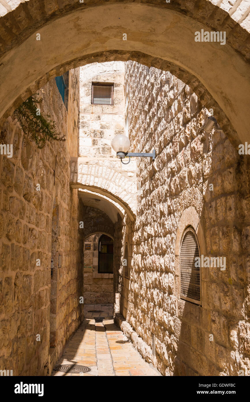 Israele Gerusalemme la città vecchia Quartiere Ebraico tipico vicolo stretto vicolo modo archi passaruota Foto Stock