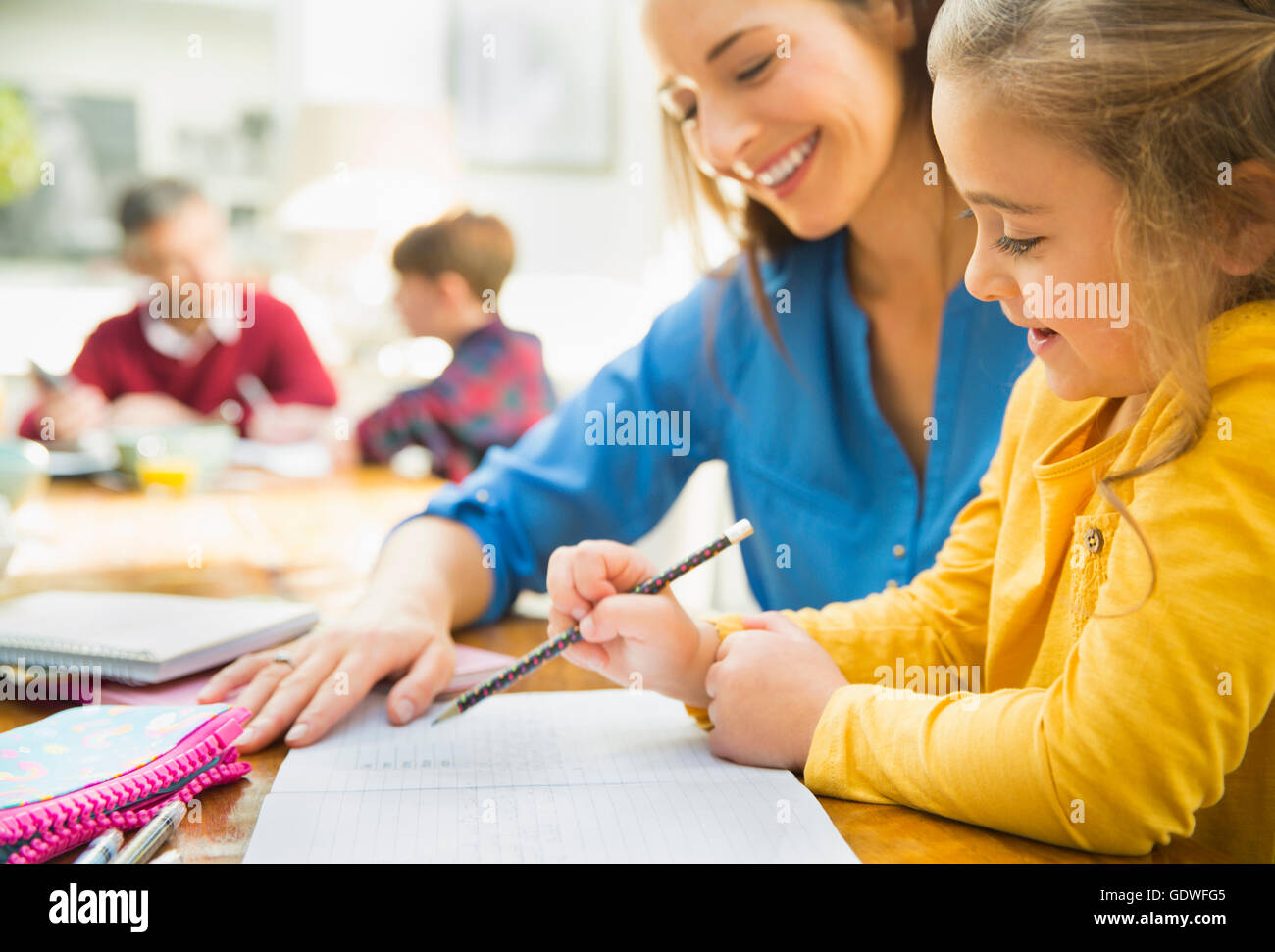 Madre aiutare mia figlia con i compiti Foto Stock