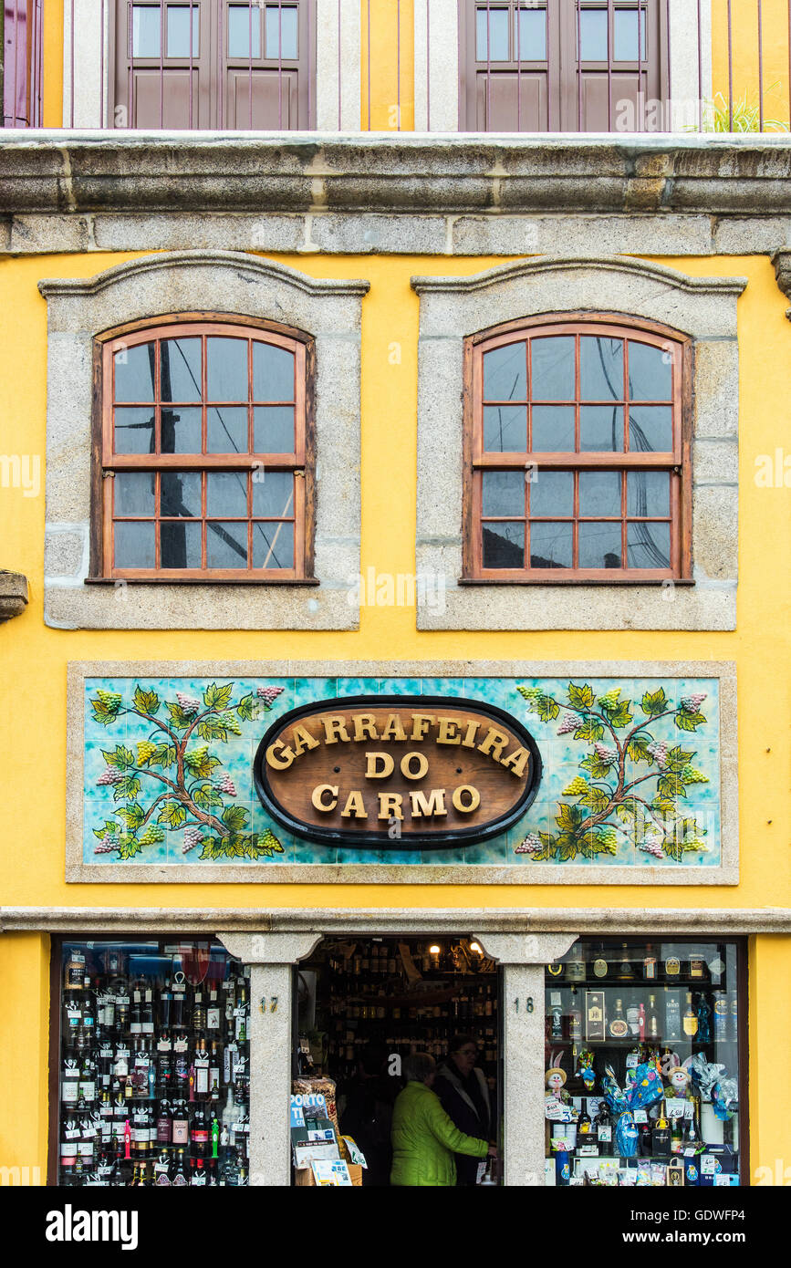 Garrafeira do Carmo, un tradizionale vecchio negozio del vino di Porto, Portogallo Foto Stock