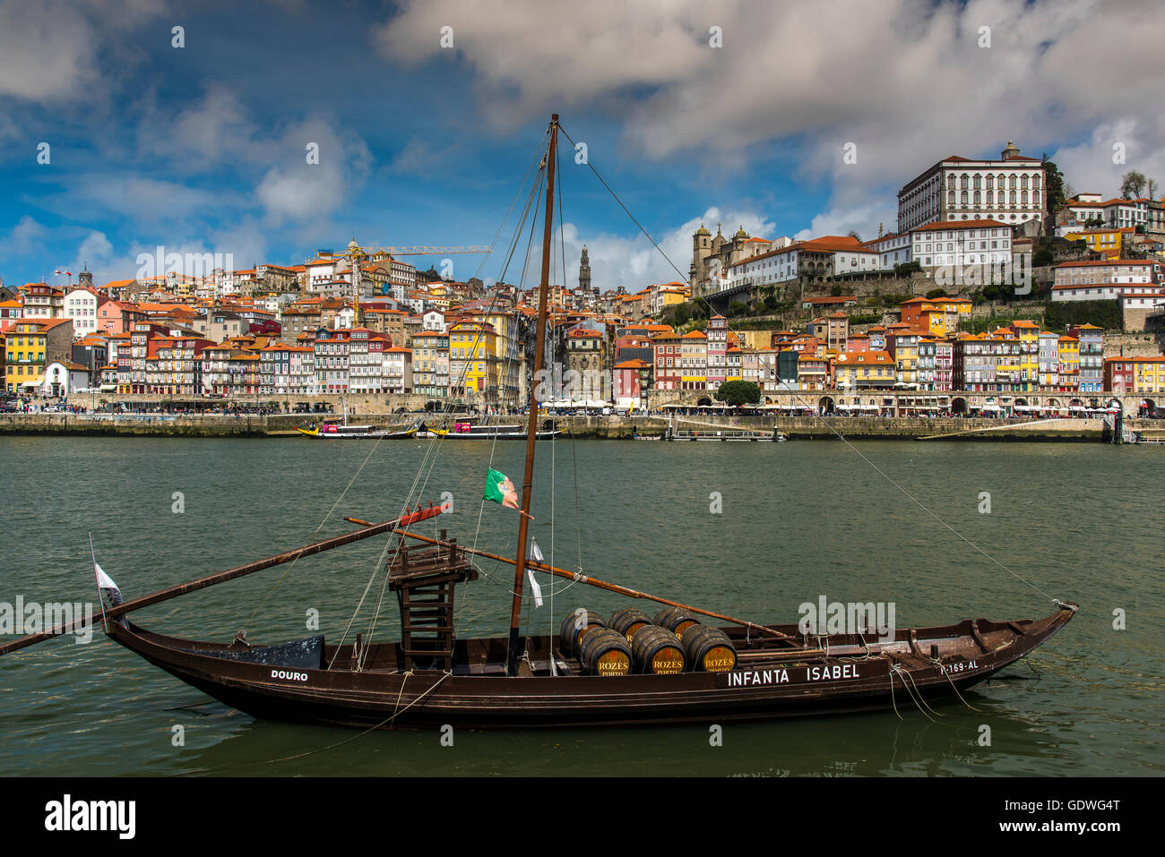 Tradizionale barca Rabelo progettati per trasportare il vino verso il basso lungo il fiume Douro con lo skyline della citta' dietro, Porto, Portogallo Foto Stock