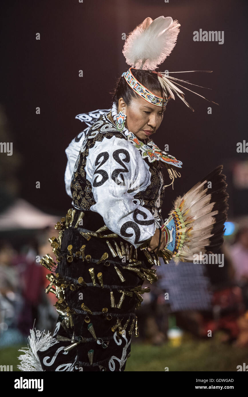 Native American donna eseguendo jingle dress ballare durante Sac & Fox nazione Pow-wow, Stroud, Oklahoma, U.S.A. Foto Stock