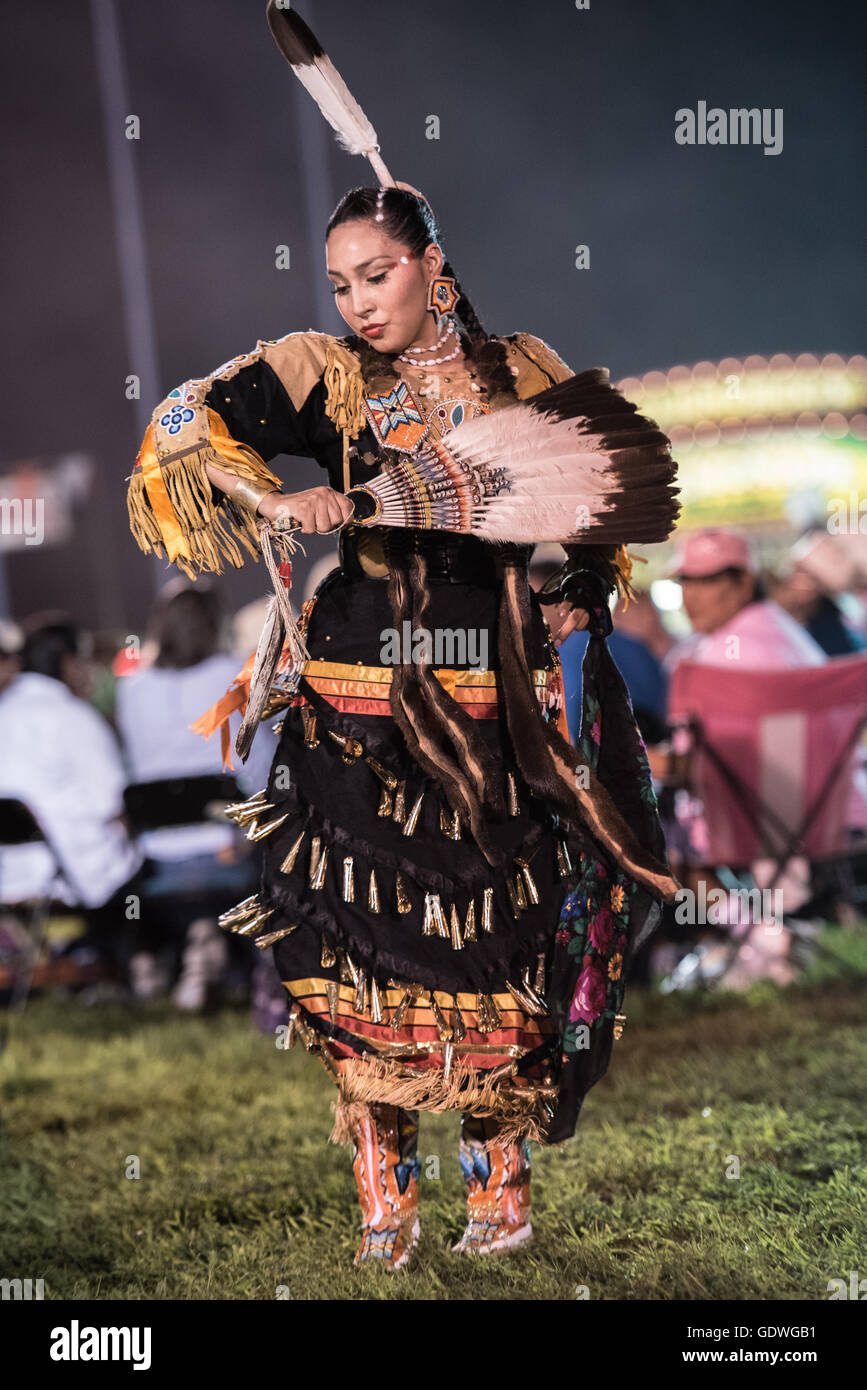 Native American donna eseguendo jingle dress ballare durante Sac & Fox nazione Pow-wow, Stroud, Oklahoma, U.S.A. Foto Stock