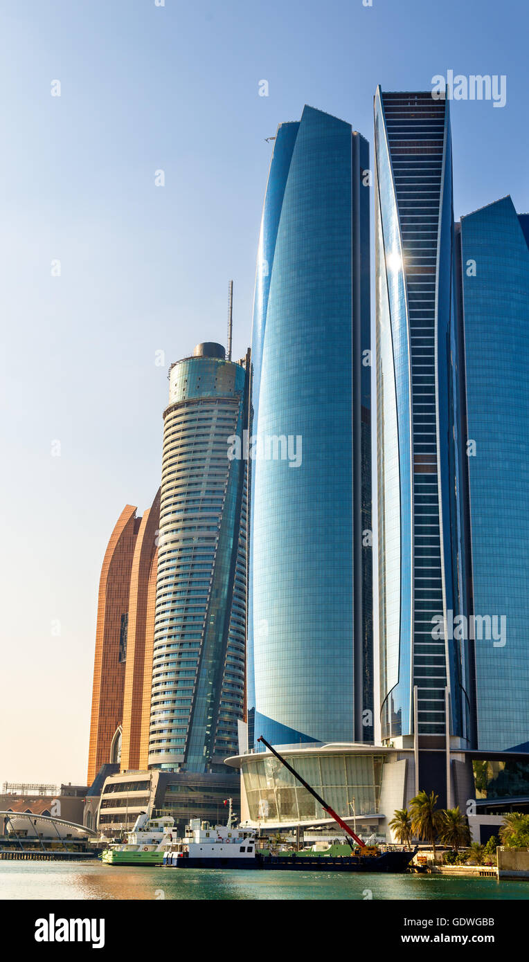 Cluster di grattacieli in Abu Dhabi, Emirati arabi uniti Foto Stock