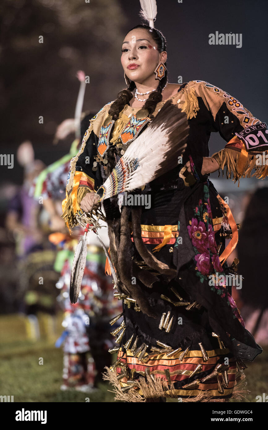 Native American donna eseguendo jingle dress ballare durante Sac & Fox nazione Pow-wow, Stroud, Oklahoma, U.S.A. Foto Stock