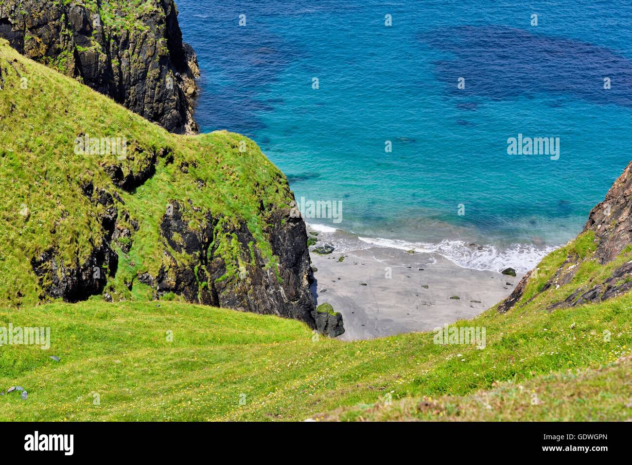 Una spiaggia appartata vicino a Mullion Cornwall Inghilterra REGNO UNITO Foto Stock