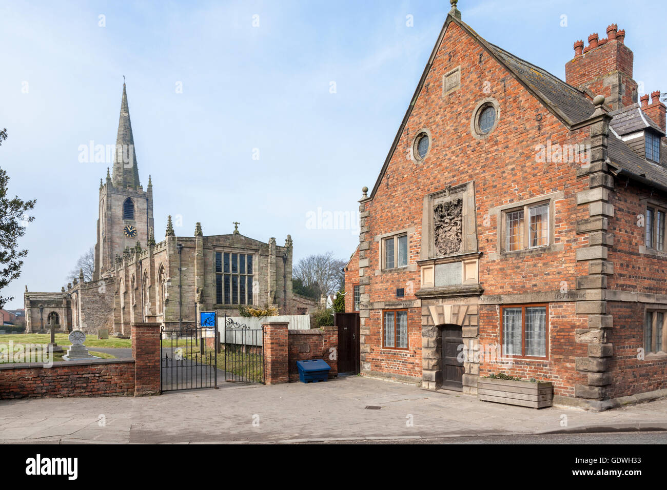 L'Alms House e Santa Maria Vergine chiesa nel villaggio di Bunny, Nottinghamshire, England, Regno Unito Foto Stock