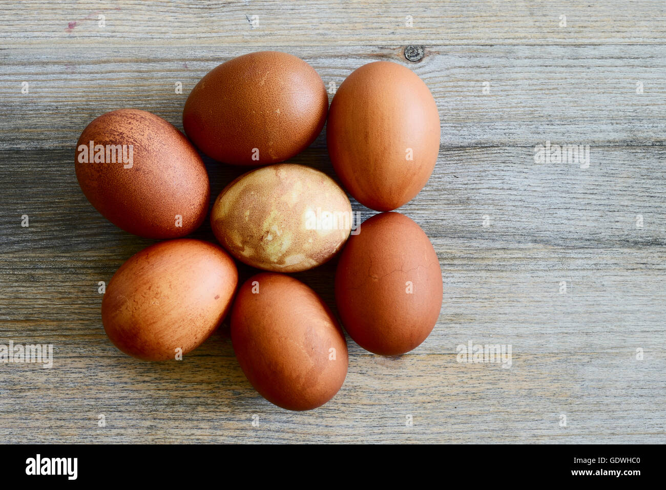 Dipinto di sette uova di Pasqua su una tavola di legno Foto Stock