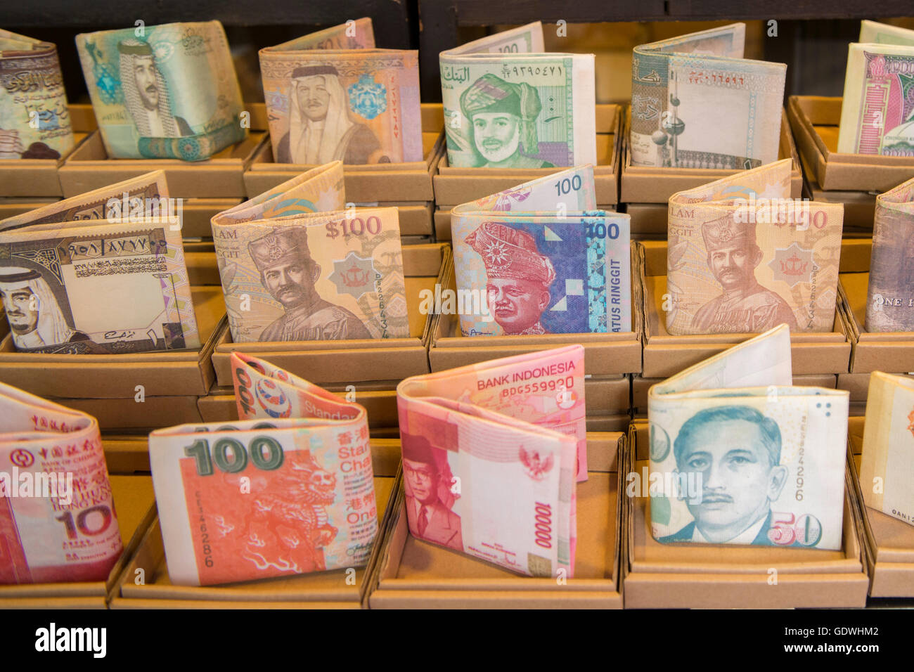 Un negozio di denaro presso il Mercato del fine settimana di Chatuchak nella città di Bangkok in Thailandia in Southeastasia. Foto Stock