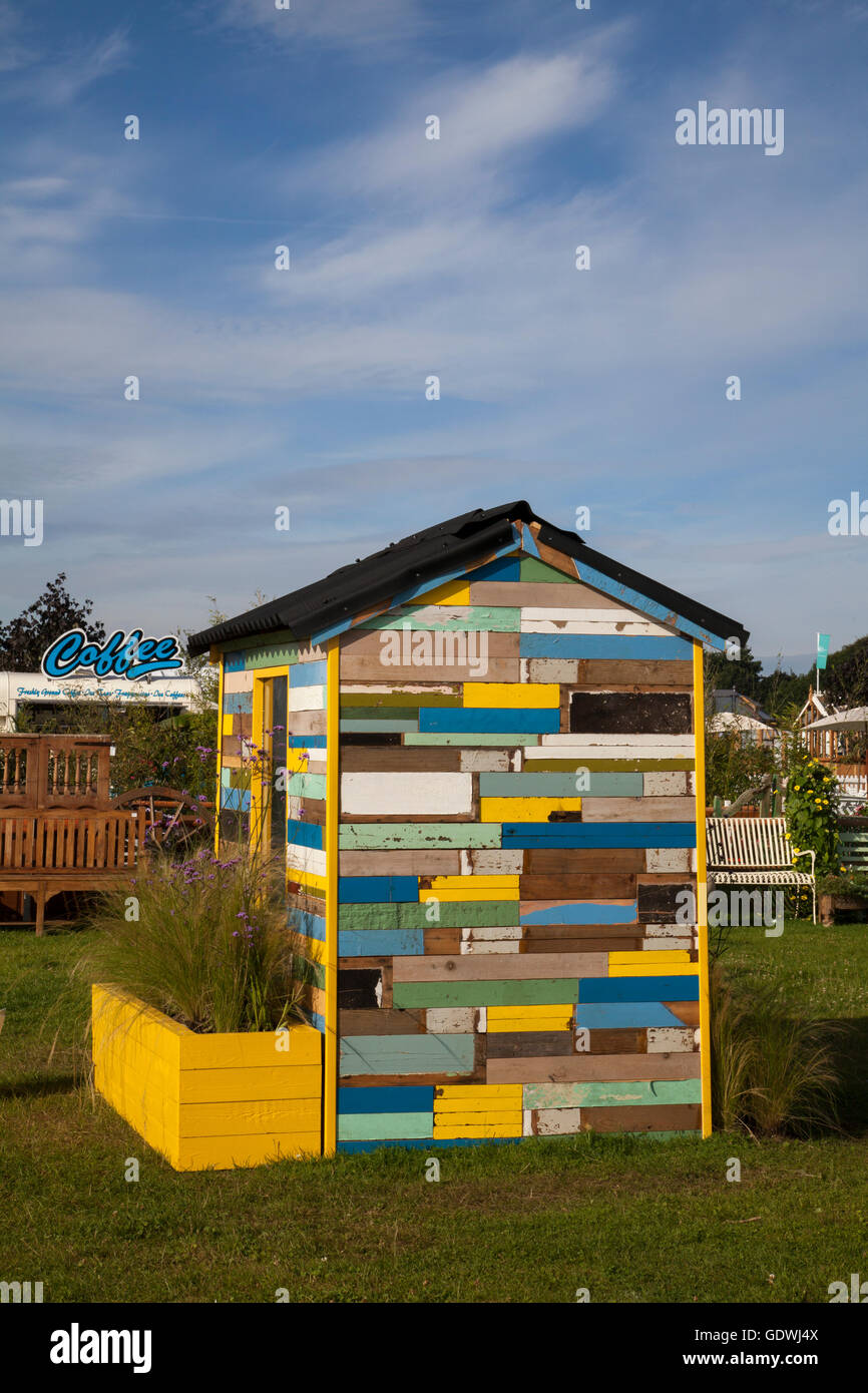 Capannone giardino a strisce in legno ricurlato Biblioteca presso la RHS Royal Horticulutral Society 2016 Fiore Mostra capannoni giardino, strano giardino o capannone deposito presso Tatton PARK, Knutsford, Regno Unito Foto Stock