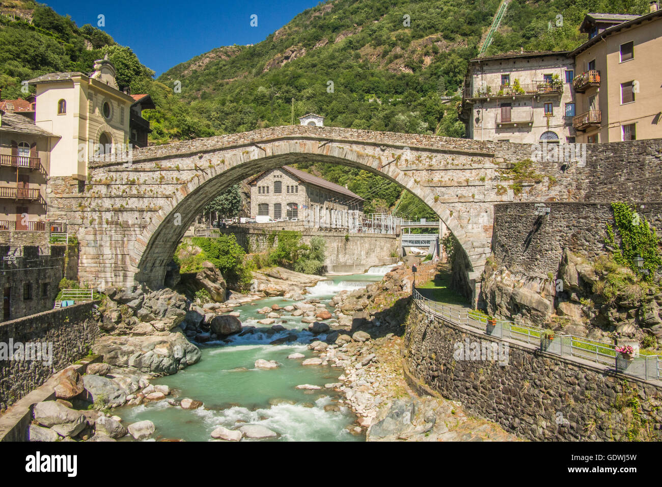 Ponte romano sul fiume Lys a Pont-Saint-Martin, regione della Valle d'Aosta, Italia nord-occidentale. Foto Stock