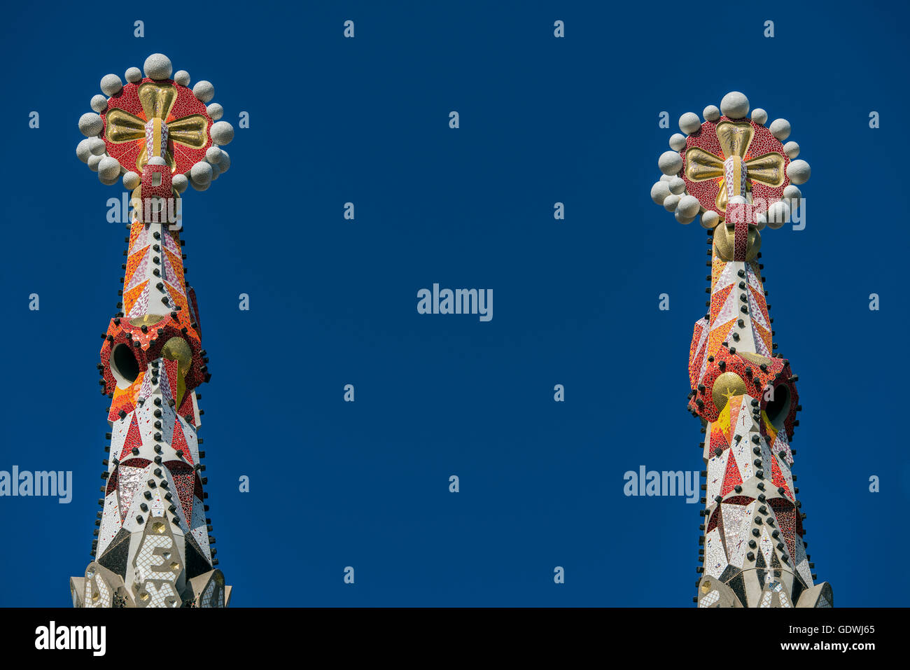 I pinnacoli sulla sommità della chiesa della Sagrada Familia di Barcellona, in Catalogna, Spagna Foto Stock