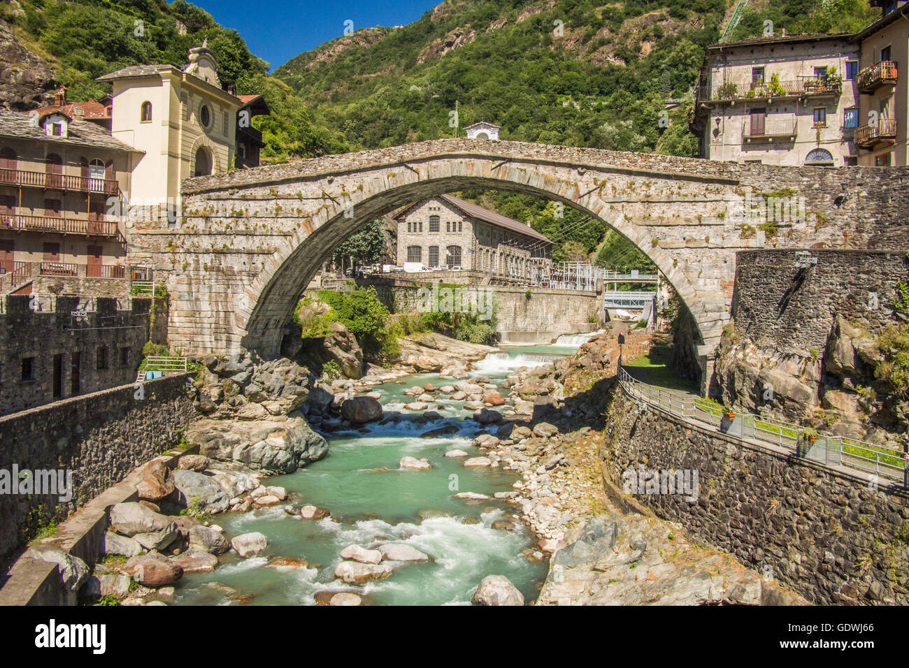 Ponte romano sul fiume Lys a Pont-Saint-Martin, regione della Valle d'Aosta, Italia nord-occidentale. Foto Stock