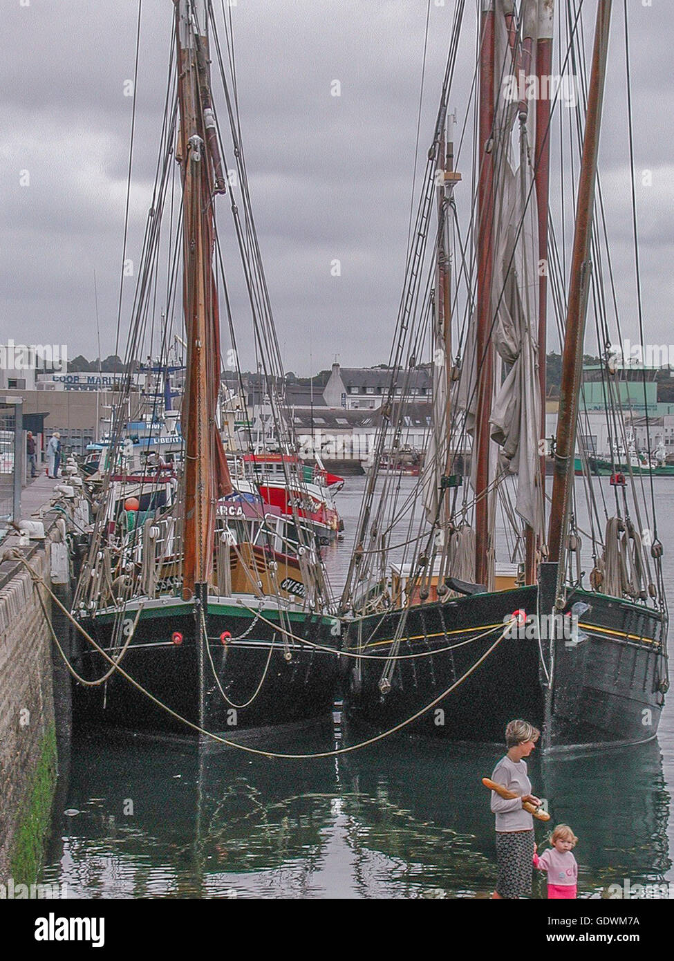 Harbbour di Concarneau con barche a vela, Bretagna Francia Foto Stock