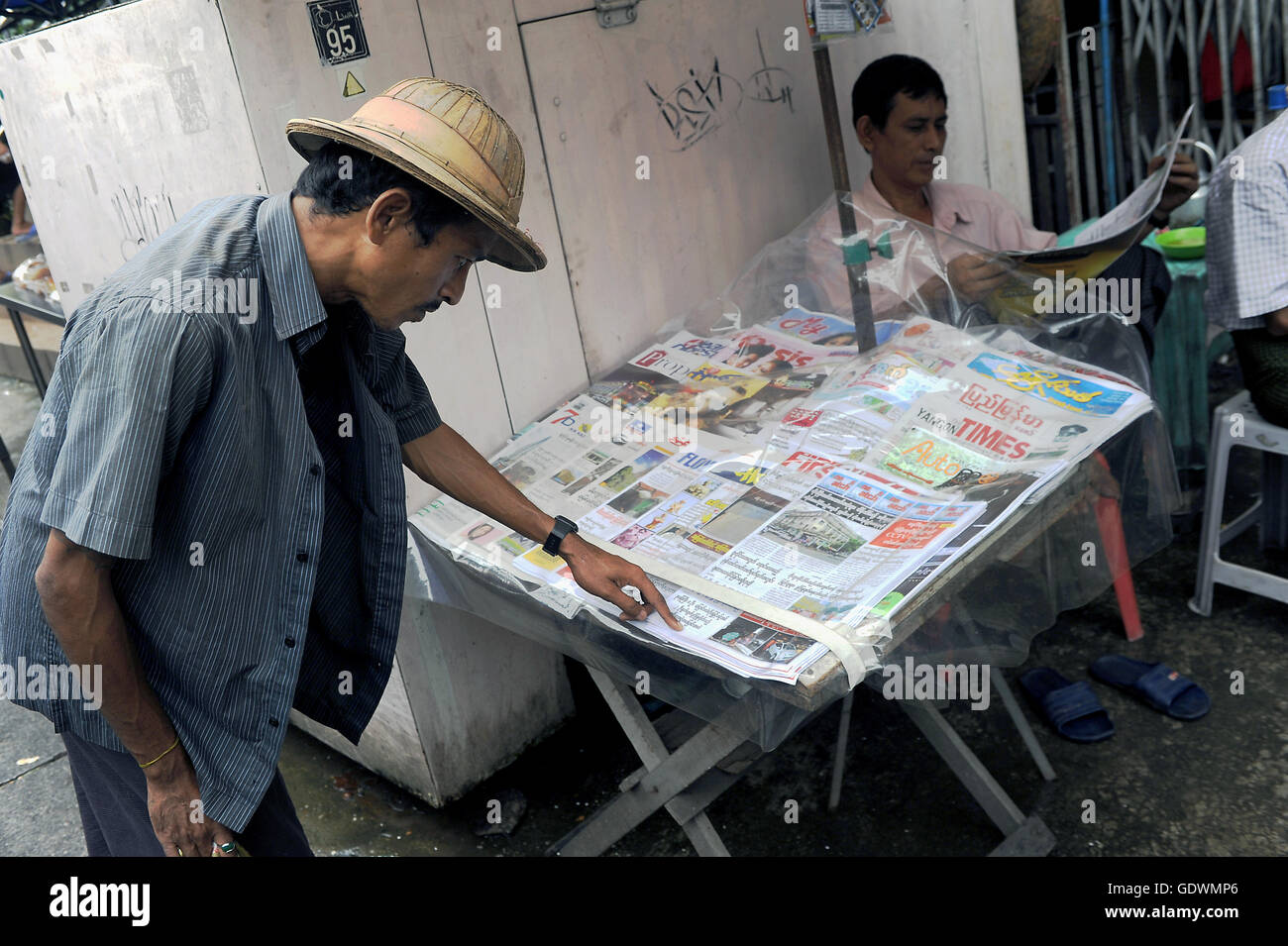 Venditore di giornali di Yangon Foto Stock