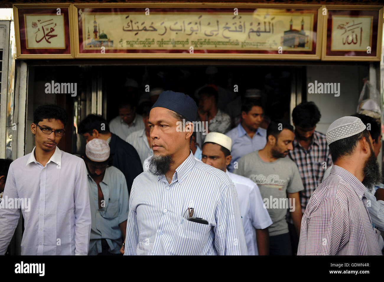 Dopo la preghiera del venerdì di Yangon Foto Stock