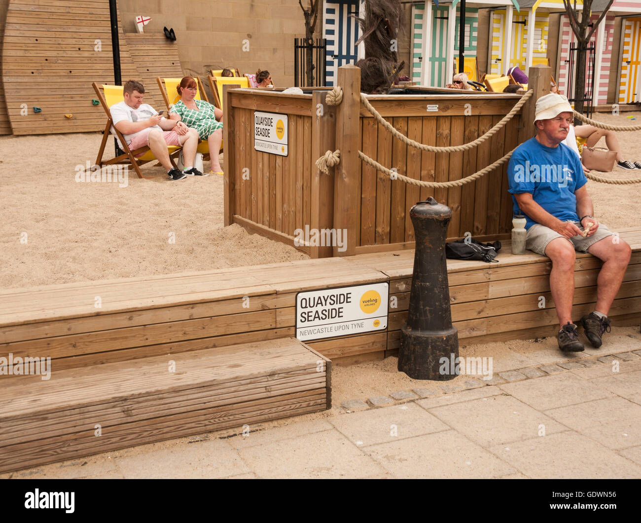 Persone relax sulle sedie a sdraio presso la banchina di locali sul mare vicino alle rive del Fiume Tyne a Newcastle upon Tyne Foto Stock
