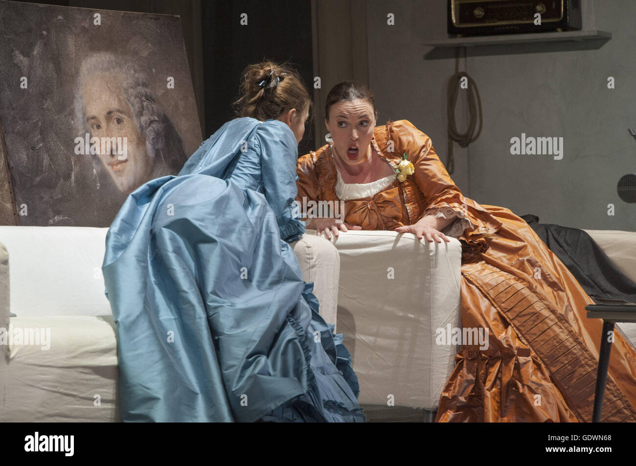 "Così fan tutte o la scuola per gli amanti", regia di Alvis Hermanis Foto Stock