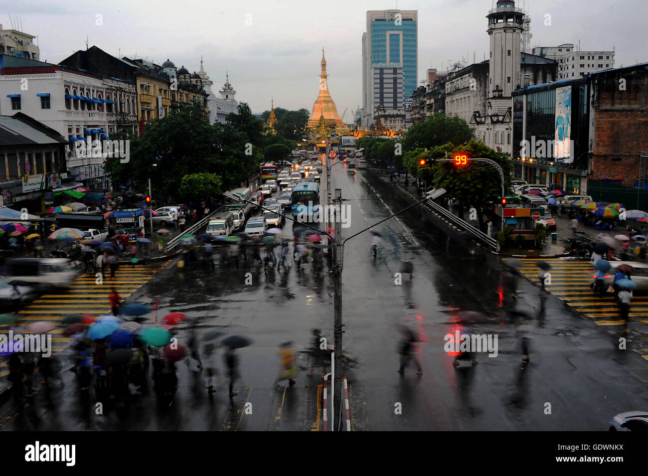 Yangon sotto la pioggia Foto Stock