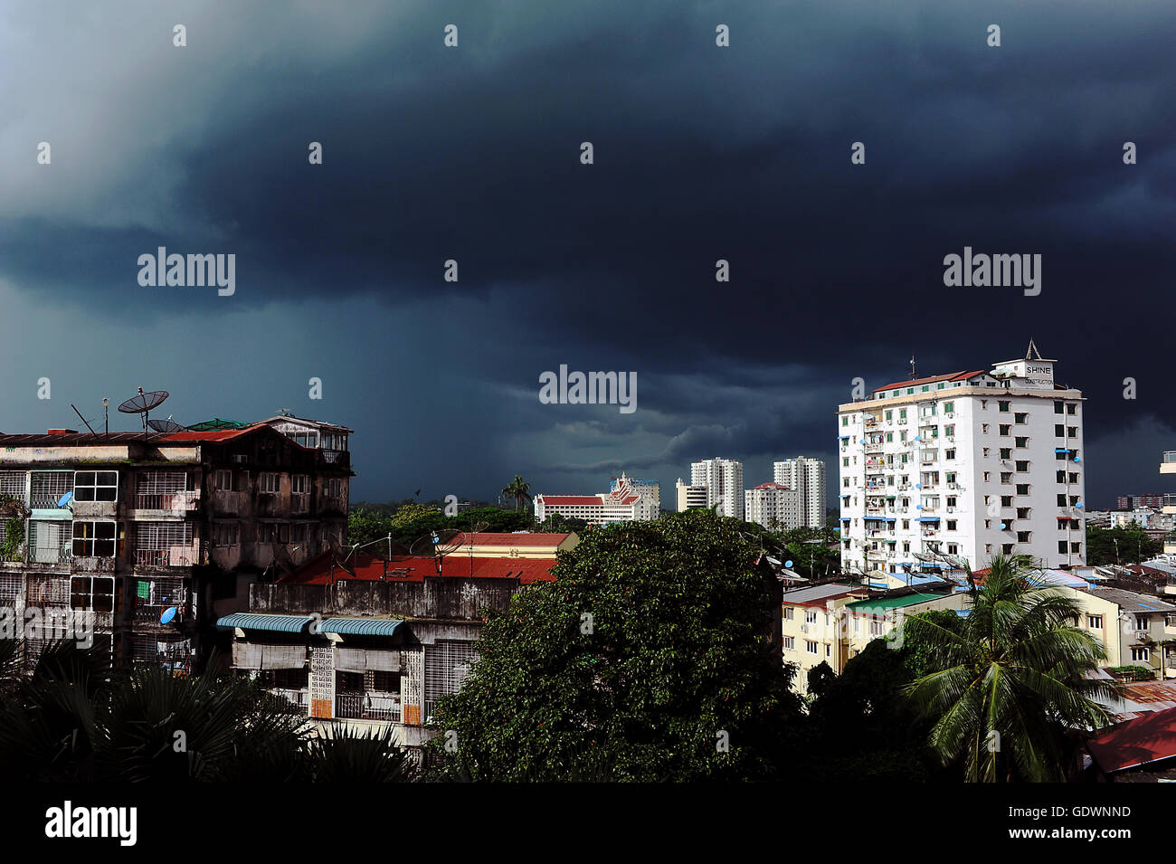 Nuvole di thunder su Yangon Foto Stock