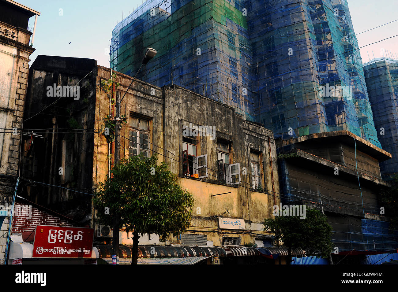 Vecchi e nuovi edifici di Yangon Foto Stock