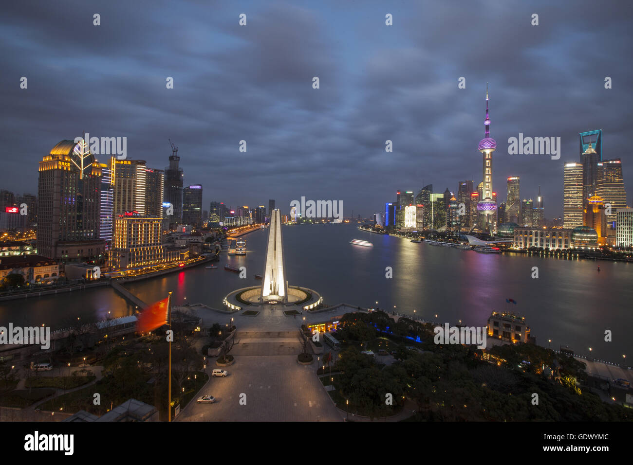 Questa immagine di Shanghai Pudong area finanziaria visto dalla cima del tetto del Peninsula Hotel Foto Stock