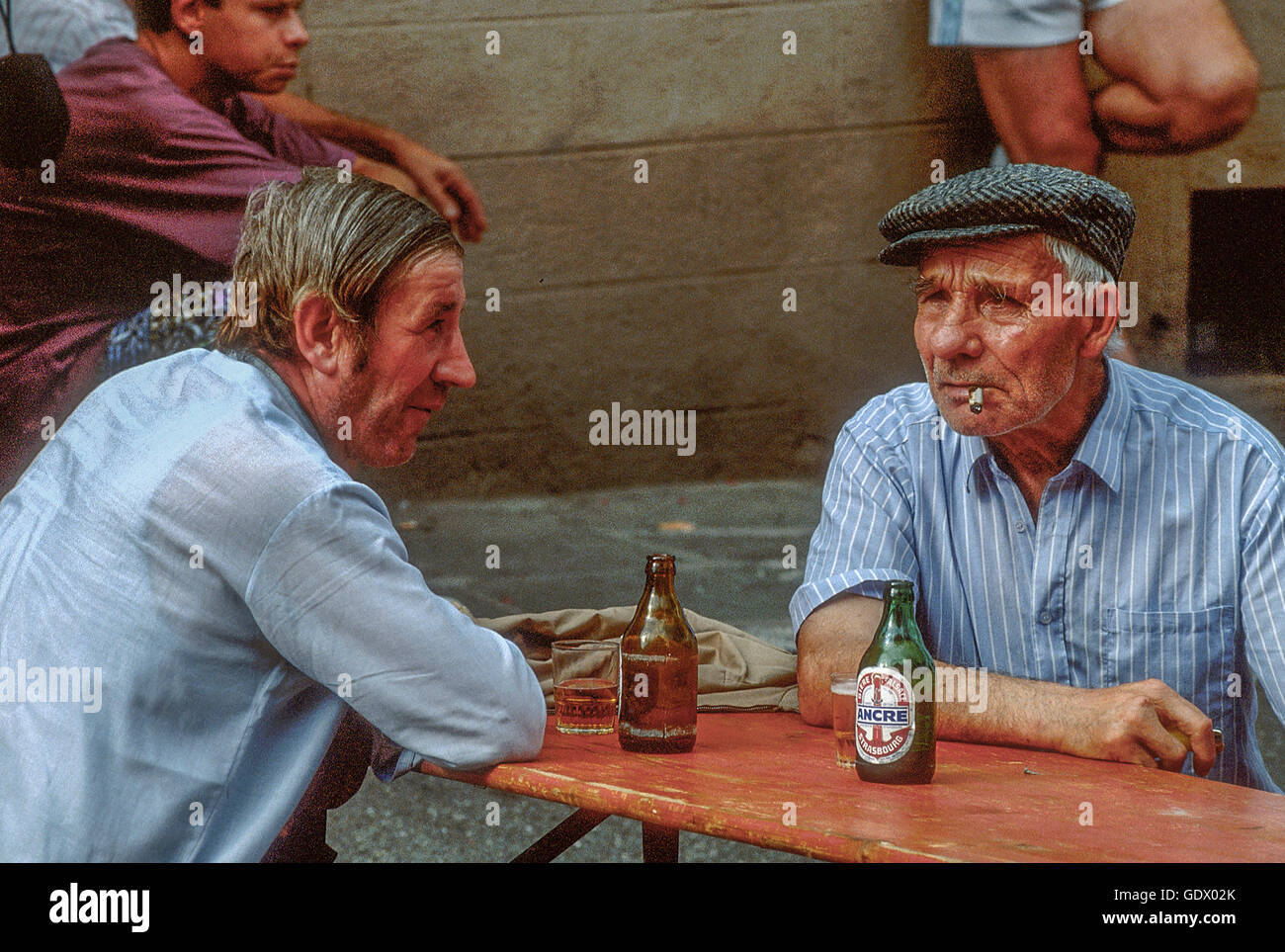 Bevitori di birra presso il festival del vino, Dambach, Alsace Francia Foto Stock