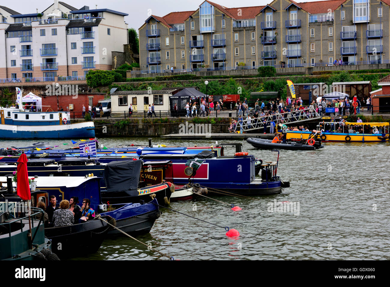 Barche su Bristol Floating Harbour con nuovi appartamenti dietro Foto Stock