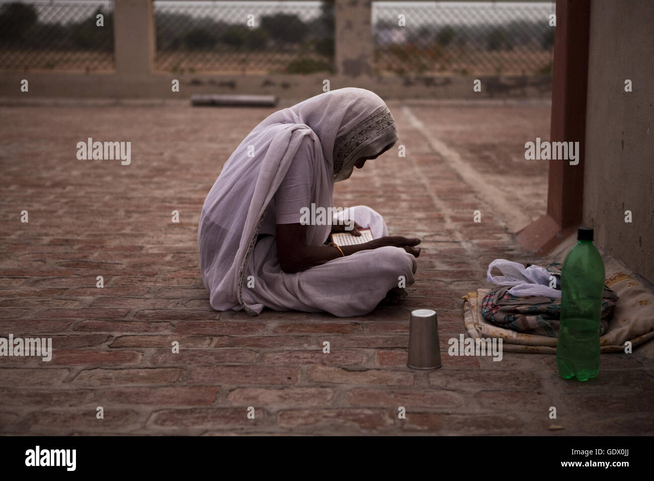 Donna indiana pregando Foto Stock