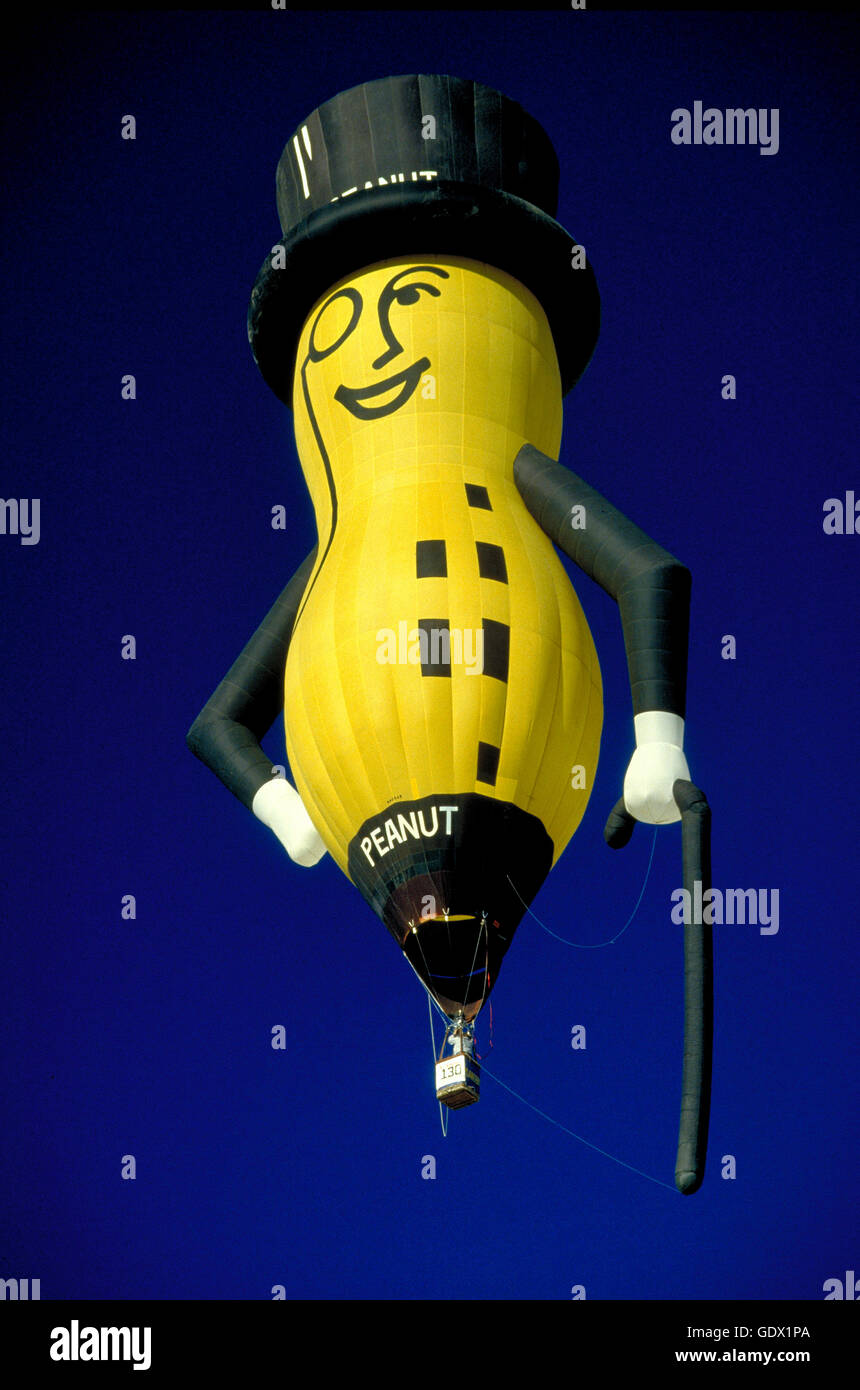 La piantatrice è il Sig. Peanut speciale forma mongolfiera a Albuquerque International Balloon Fiesta. Nuovo Messico, Stati Uniti d'America. Foto Stock