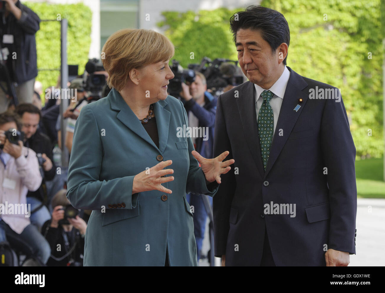 Il cancelliere tedesco Angela Merkel si compiace Primo Ministro giapponese Shinzo Abe al Chancelley a Berlino, 2014 Foto Stock