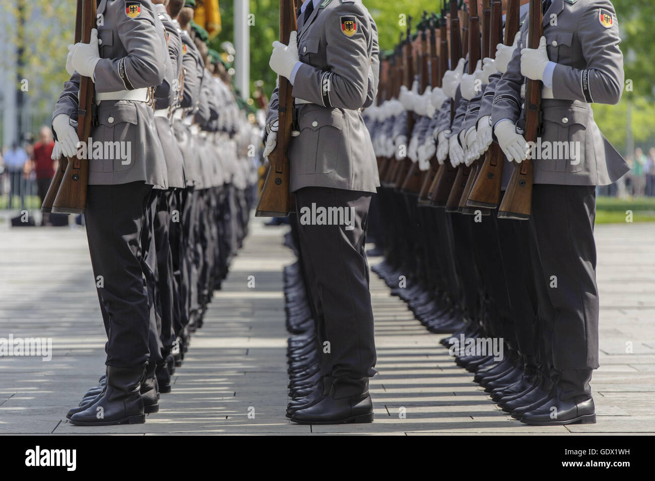Guardia d'onore a salutare il Primo Ministro Giapponese presso la cancelleria di Berlino in Germania il 30 aprile 2014. Foto Stock