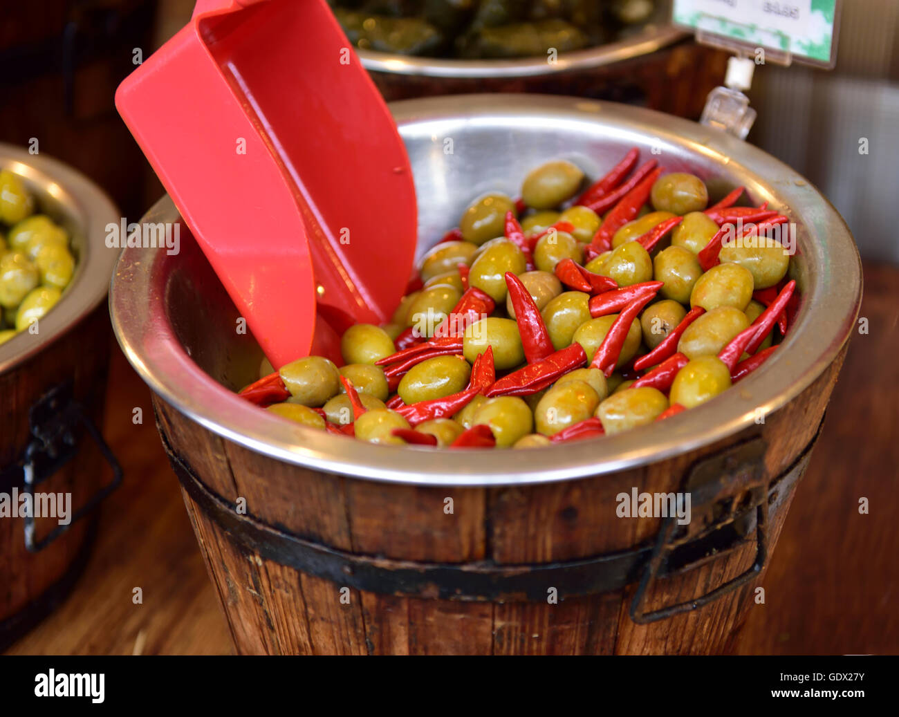 Olive verdi con red peri-peri peperoncini rossi in vendita in stallo del mercato, REGNO UNITO Foto Stock